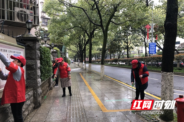 蓉园社区雷锋志愿者们在对辖区主干道的道路、宣传板进行清洁。_副本.jpg