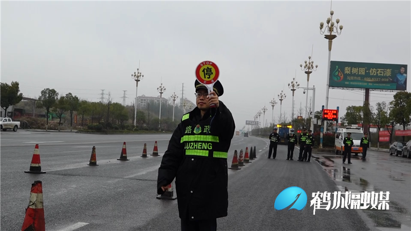 鹤城区：路政、交警联合执法打击超限超载行为.mp4_20210310_164949.957.png