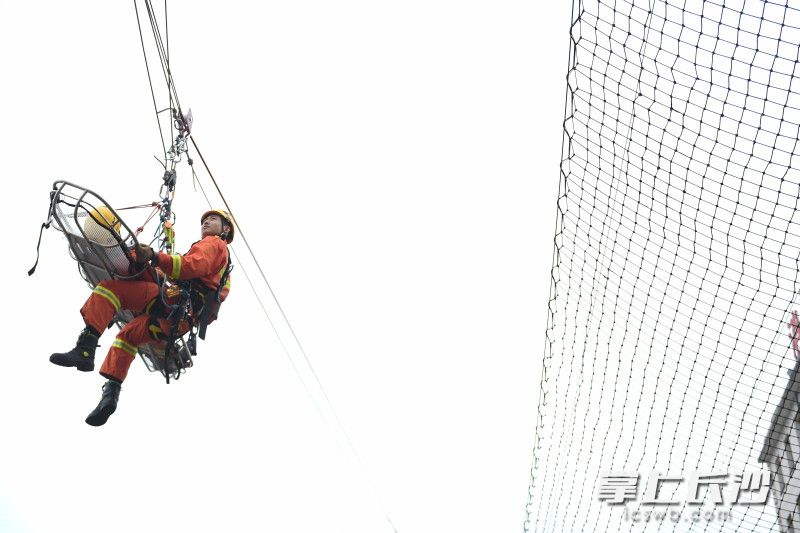 高空（山岳）救援专业队上演高空救人。除署名外均为长沙晚报全媒体记者 黄启晴 摄