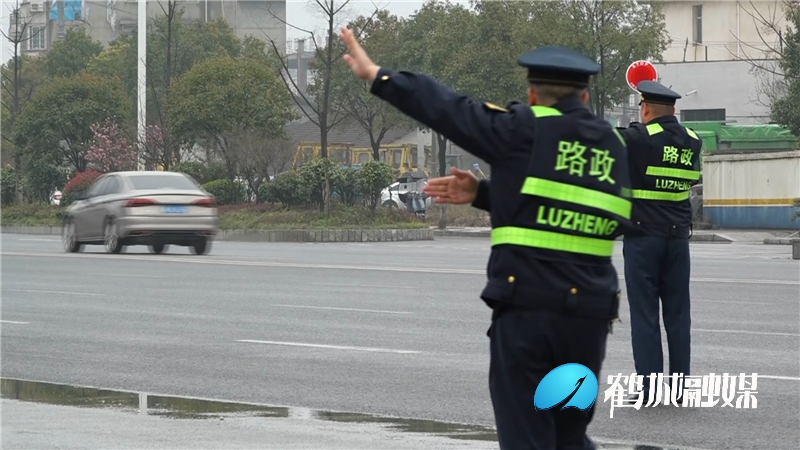 鹤城区：路政、交警联合执法打击超限超载行为.mp4_20210310_165022.482.png