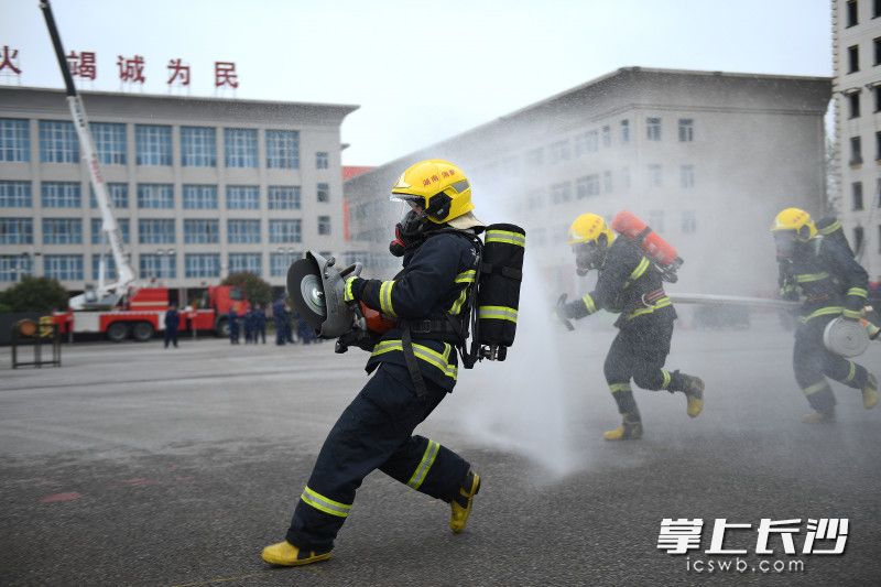 纵深灭火救人操项目中，消防员快速奔跑，实施“灭火救援”。