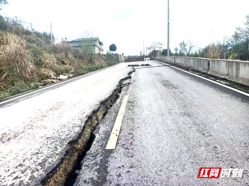 三淹桥村白岩组地质灾害点现场已封闭.jpg