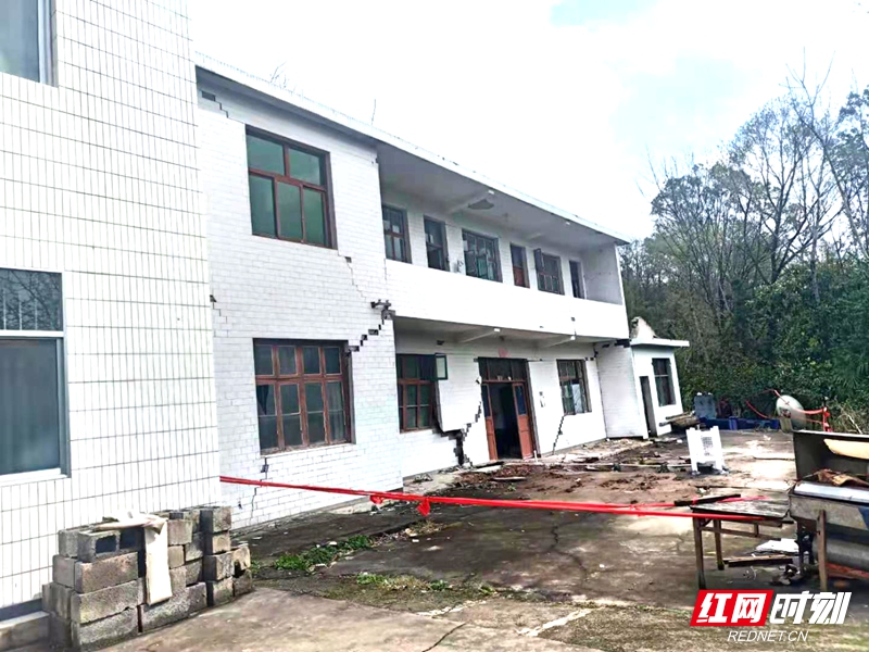 村民危房已拉上警戒线.jpg