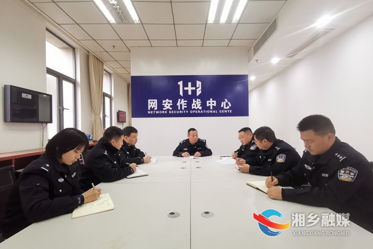 湘乡市公安局网安大队民警分析研判案情。.jpg