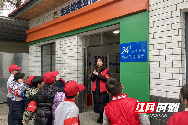讲师在小区内生活垃圾分拣中给大家讲解“垃圾分类”的相关知识_副本.jpg