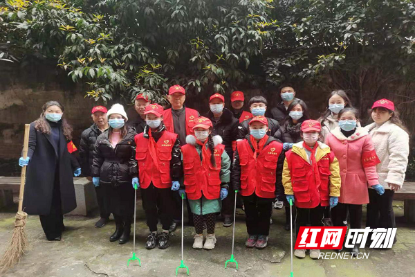 清理荒地青少年与志愿者合影.png