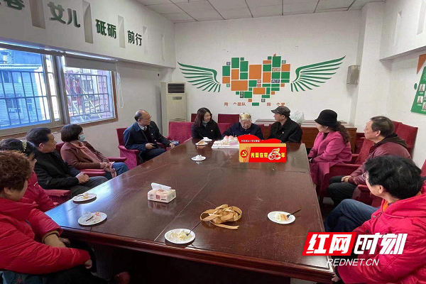 党员们围坐在老党员身边听入党故事.png