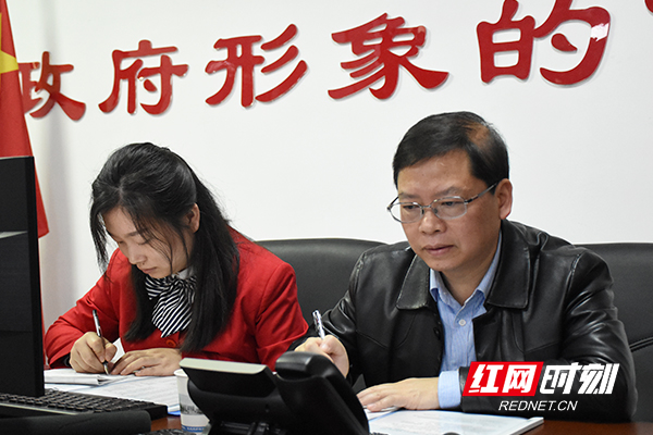 益阳市市场监督管理局党组书记、局长龚悟云（右）正在接听群众投诉，认真回应其诉求。.jpg