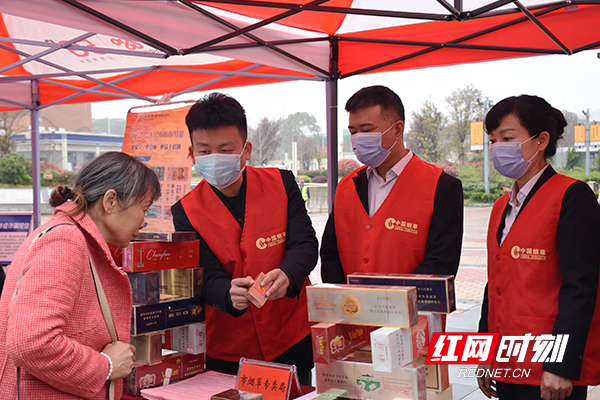 益阳市烟草专卖局工作人员指导群众识别真假烟。.jpg