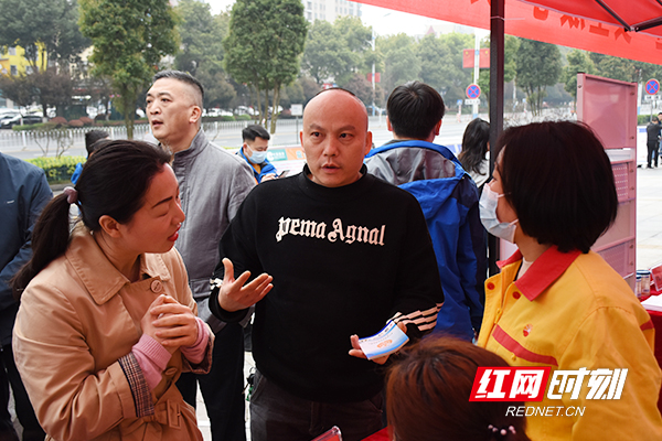 市民在各咨询台前咨询。.jpg