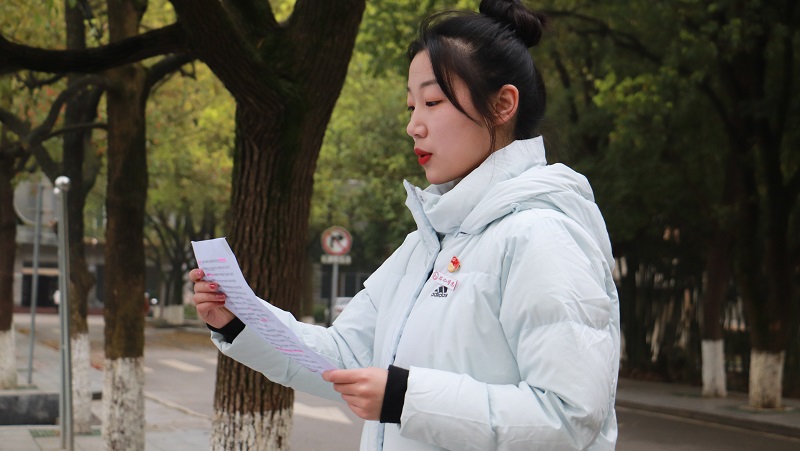 怀化学院美术与设计艺术学院学生党员焦媛媛作了题为《回顾党史,展望