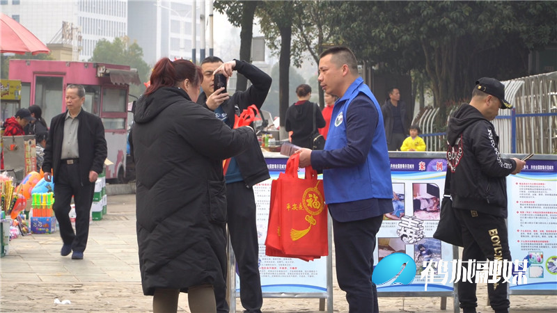 鹤城区平安创建协会联合迎丰街道开展宣传活动.mp4_20210316_164912.175.jpg
