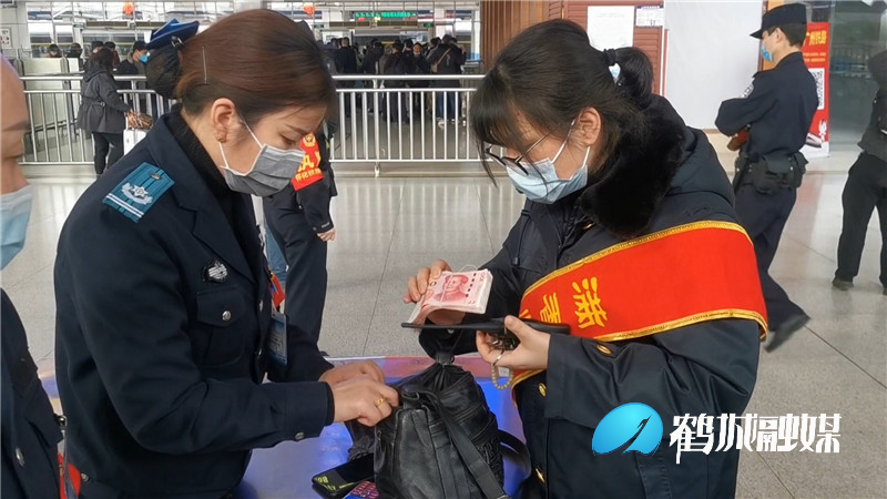 怀化火车站：旅客遗失财物 工作人员帮忙找回（半成品）.mp4_20210316_161511.263.jpg