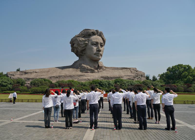 游人在橘子洲毛泽东青年艺术雕像广场上重温入党誓词。.png