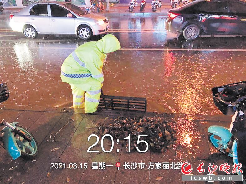 　　长沙县市政应急人员冒雨清理疏通排水沟。　　受访方供图