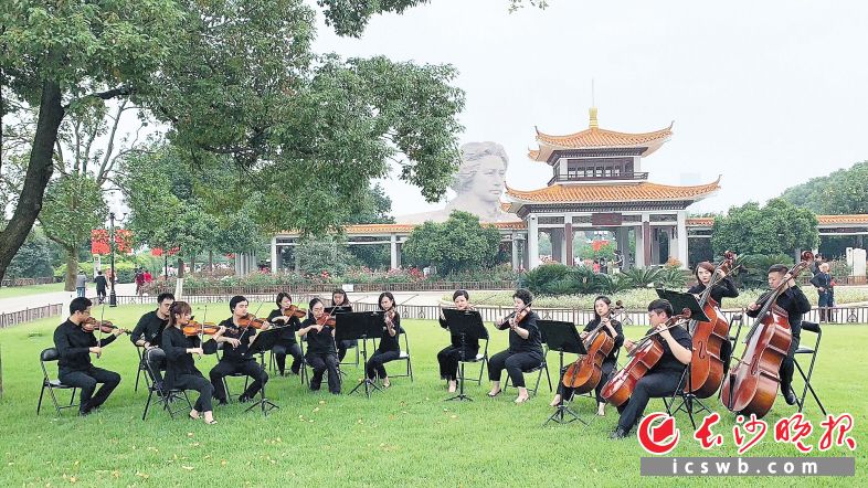 　　2020年国庆节，长沙交响乐团在橘子洲奏响音乐会。资料图片