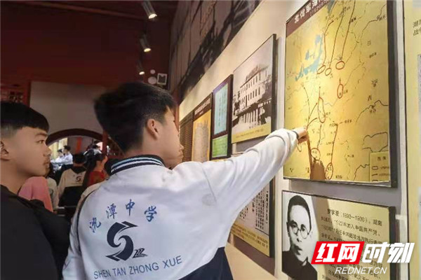 参观展览_副本_副本.jpg
