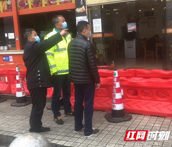 阳和路产大队严格贯彻执行3月10日安全路产工作会议要求，在路长吴晓东带领下，立即对慈利服务区进行专项督查。“服务区人员排班要安排到位”，“厕所的卫生要注意”，“食品是否过期”，队员们仔细的查看，详细的询问，特别对疫情防控、环境卫生、安全生产、食品安全等进行了全方位，全覆盖、无死角的查看，并对在督查中发现的问题要求再次立即整改到位。在督查中路长吴晓东叮嘱服务区管理人员：“合理安排调度，做好24小时值班值守防疫常态化_副本.jpg