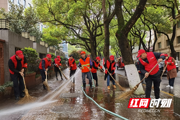 18日下午，党员亮身份，开展大清扫活动.jpg