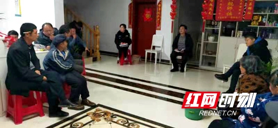 驻村第一书记王静还为百姓传达起了政法队伍教育整顿精神.jpg