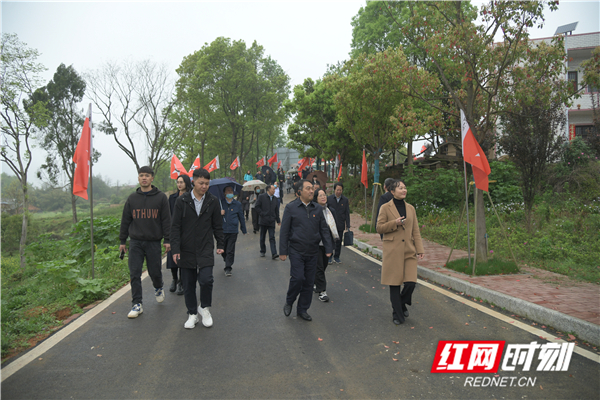 参观红六军团旧址.jpg