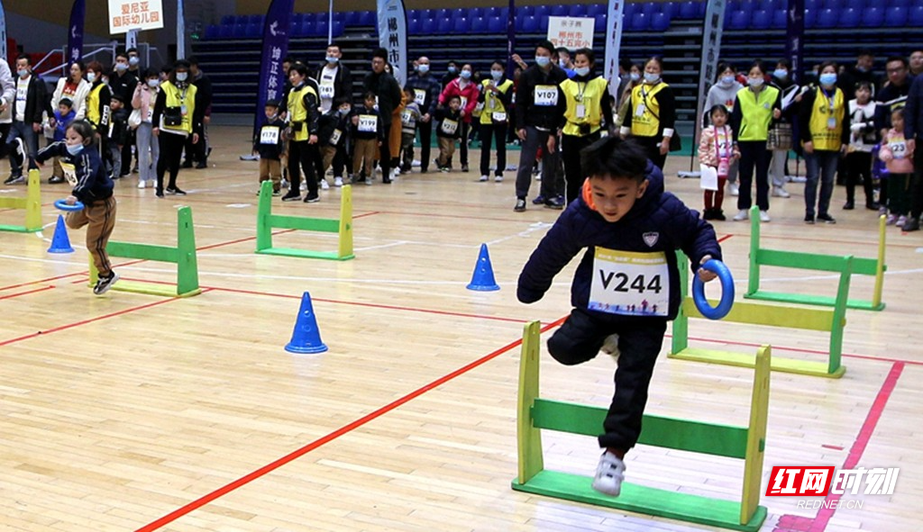 20210320郴州趣味体育运动会4亲子赛短距离障碍跑1.jpg