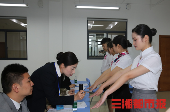 3月20日，长沙航空职业技术学院考点，考官检查报考空乘专业学生有无裸露疤痕。