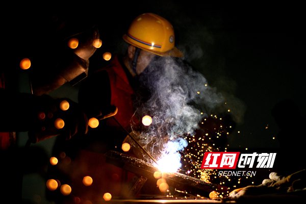 2021年3月21日，在湖南省娄底市双峰县一职业技能培训学校，学员在参加电焊工技能实操比赛。_副本.jpg