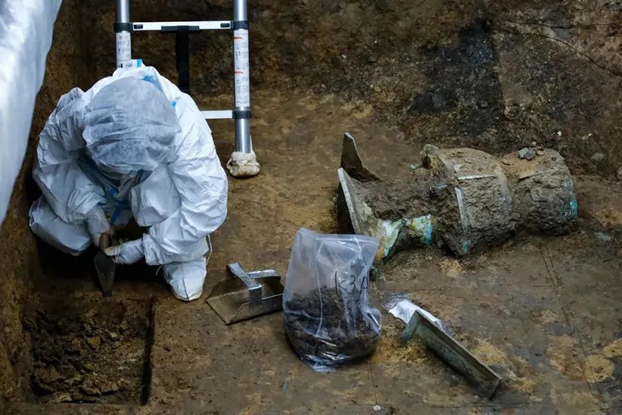 考古发掘现场考古人员在3号“祭祀坑”内工作（新华社记者 沈伯韩 摄）