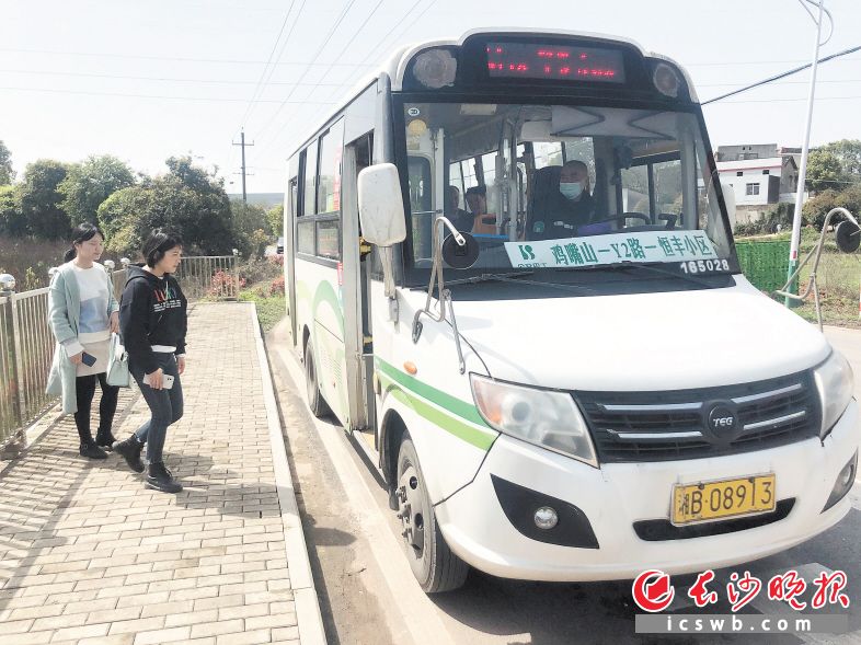 　　由株洲开出的公交Y2号线在跳马镇杨林新村设立了公交站点，让两地居民出行更方便。                             长沙晚报通讯员 高兴 摄