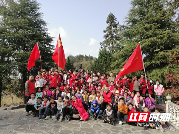 凤凰县培民学校:学习雷锋好榜样,培民精神记心间