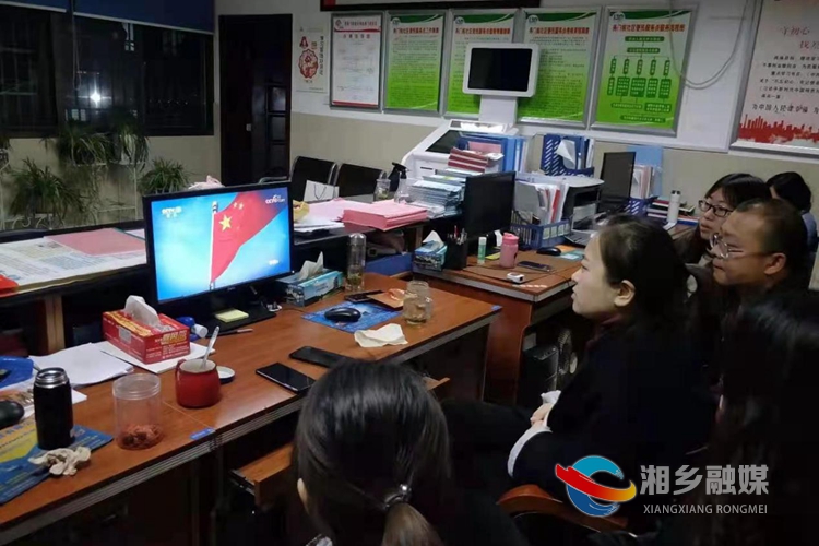 望春门街道务门前社区居支“两委”成员集中观看《榜样5》。.jpg