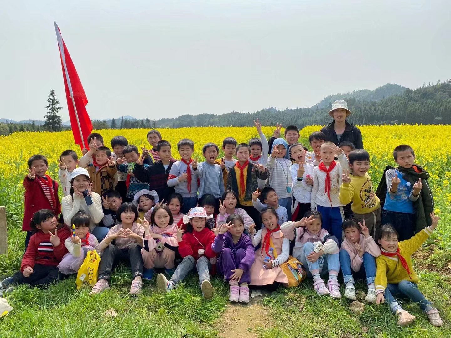 地灵小学:踏春,让同学们绽放童心亲近自然