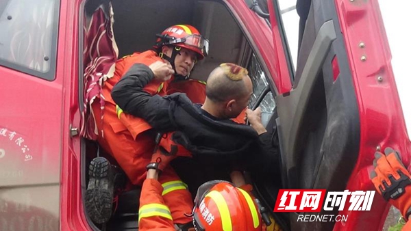 两货车相撞一司机受伤被困，新宁消防紧急救援_邵商网