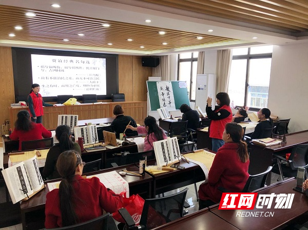 老师正在授课学习内容。.jpg 老师正在授课学习内容。.jpg