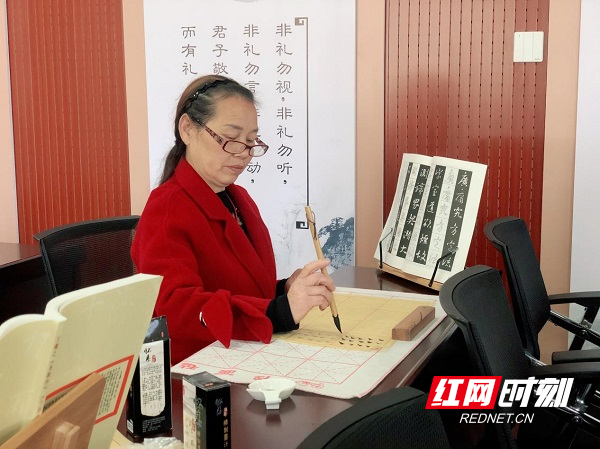 学员们以“爱国如家”“不忘初心、牢记使命”等主题在认真练习,在一笔一划间展现出对党的热爱和感恩。.jpg 学员们以“爱国如家”“不忘初心、牢记使命”等主题在认真练习,在一笔一划间展现出对党的热爱和感恩。.jpg