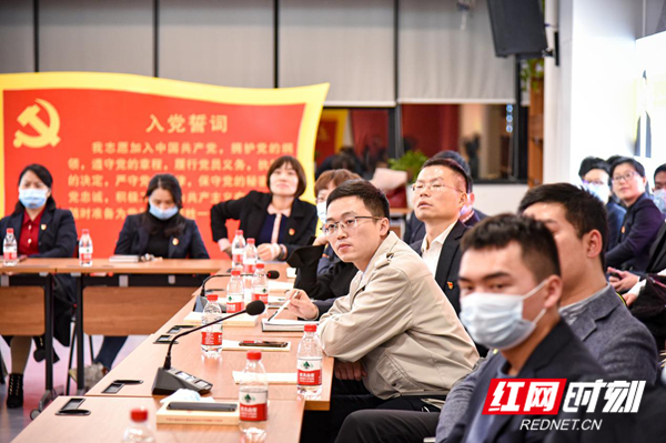 党员干部、“两山”医院援建者代表一同观看了节目首播，畅谈心得体会.png