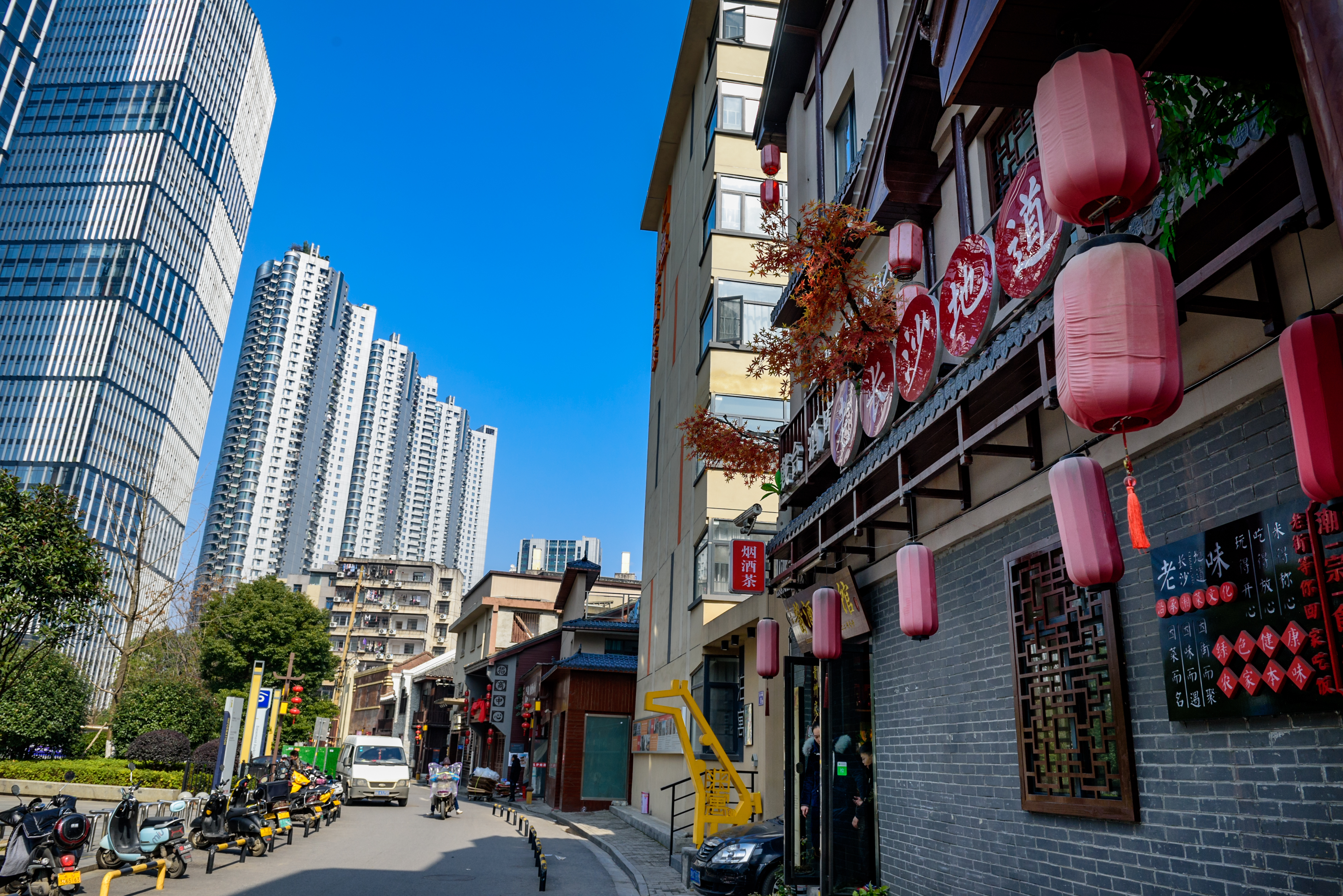 有机更新后古老的潮宗街历史文化街区和高楼林立的万达商圈打隔壁，成了潮流网红打卡地。 全媒体记者 陈飞 摄