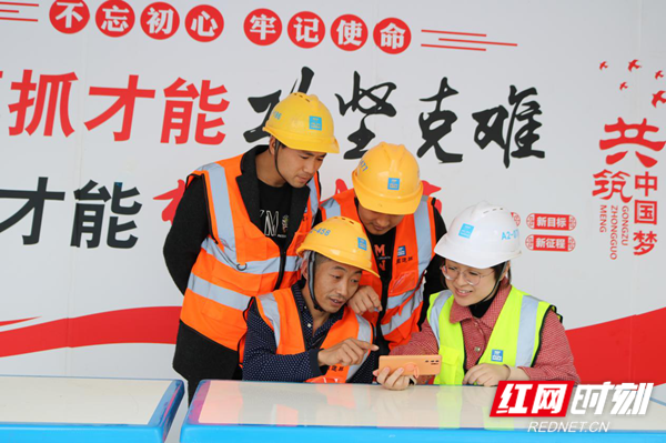 中建五局重庆轨道五号线北延伸段2标项目工友观看《榜样5》.png