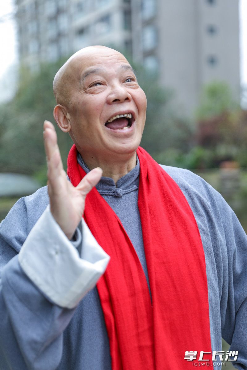 76岁的老湘剧演员伍仁斌讲述吆喝声背后的长沙往事。   均为长沙晚报全媒体记者董阳摄