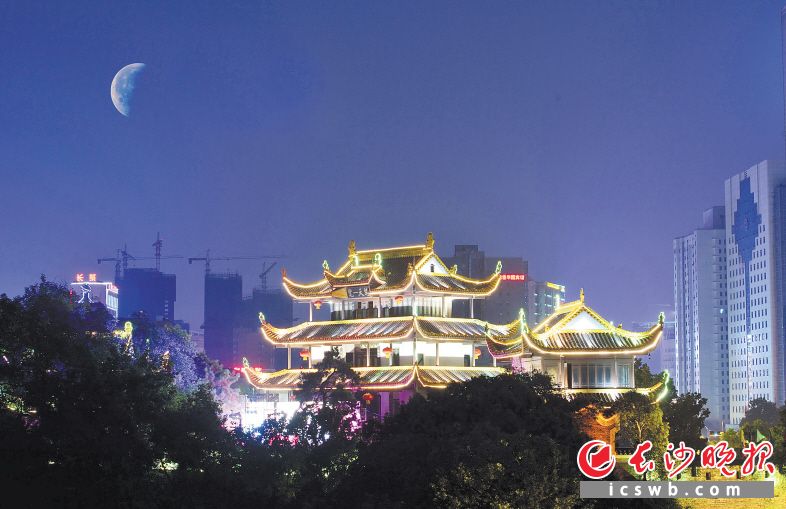 　　天心阁，月色与古阁相互映衬。陈飞 摄