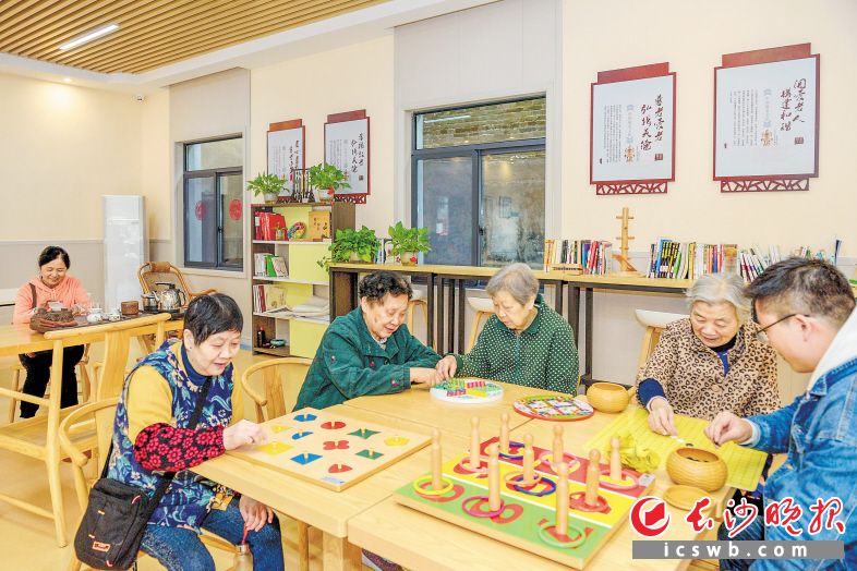 　　着力打造“幸福雨花”，越来越多居家养老服务中心亮相居民家门口，助老人们安享晚年。  陈飞  摄