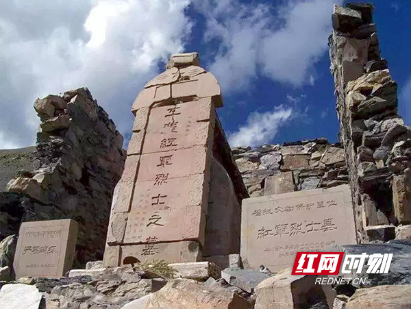 1海拔4800米世界上最高的烈士墓——四川亚克夏山副本.jpg