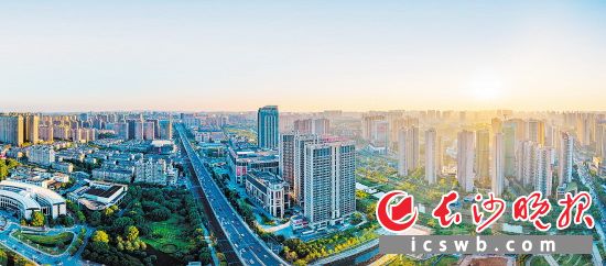 　　高楼林立、大道通衢，在高质量发展之路上飞奔的雨花，处处生机盎然。陈飞  摄