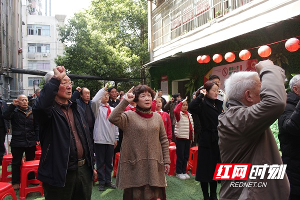 党员们在党旗下重温入党誓词.jpg