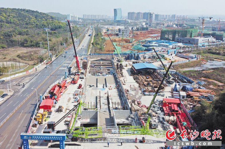 随着车站底板最后一方混凝土浇筑完成，巡抚路站成为全线首个完成封底的地下车站。均为 长沙晚报全媒体记者 王志伟 摄