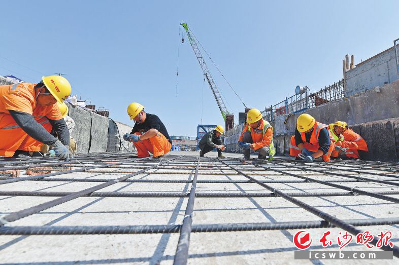巡抚路站车站主体结构施工已完成80%，120多名工人正在进行支架搭设、钢筋绑扎、模板安装以及混凝土浇筑等施工，预计5月实现主体封顶。