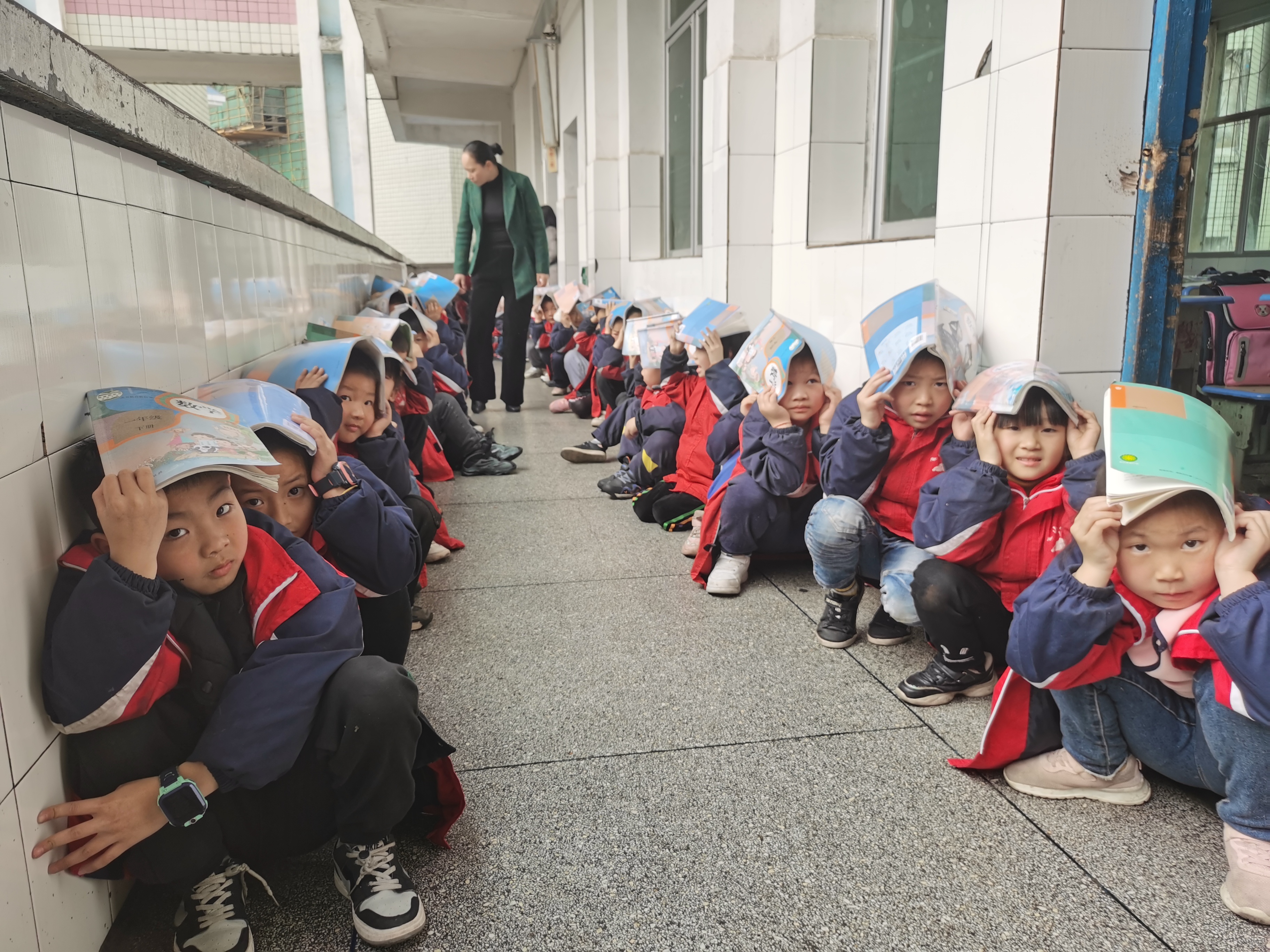 警报响起，小朋友有序避险（张丹 摄）.jpg