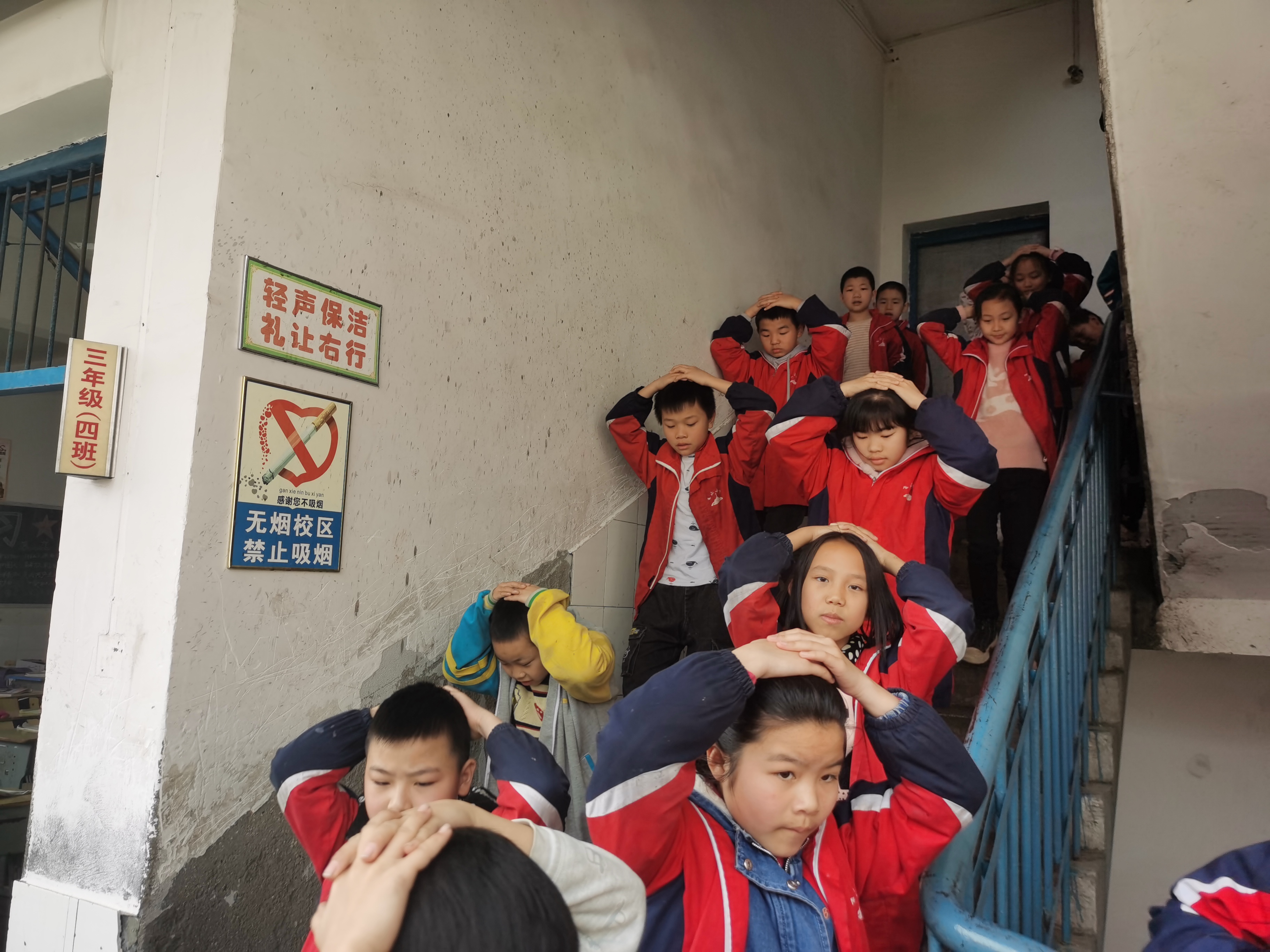 紧急撤离中（刘蕾 摄）.jpg