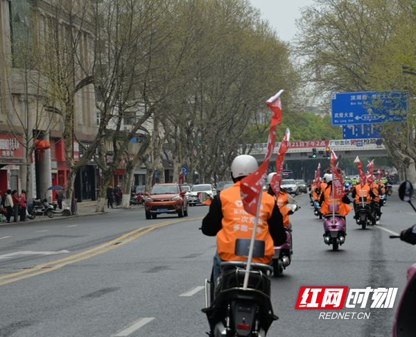 图五：交警铁骑带领志愿者骑手在市城区巡回骑行宣传二.JPG